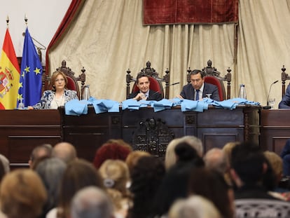 El rector Juan Manuel Corchado, con camisa azul, en un acto en el paraninfo de la Universidad de Salamanca, el 5 de junio.