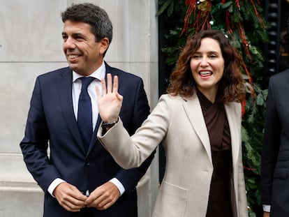 La presidenta de la Comunidad de Madrid, Isabel Díaz Ayuso (c),junto al president de la Generalitat, Carlos Mazón.