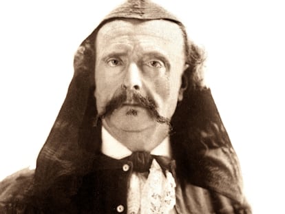 L'escriptor Jules Barbey d'Aurevilly (1808-1889) en un retrat de 1870.