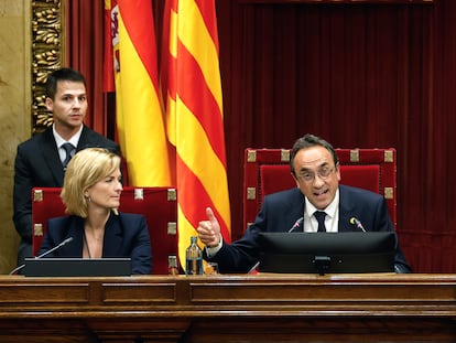 El nuevo presidente del Parlament, Josep Rull (centro), este lunes.