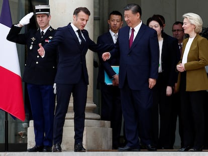 El presidente francés, Emmanuel Macron (izquierda), y la presidenta de la Comisión Europea, Ursula von der Leyen (derecha), acompañan al presidente de China, Xi Jinping, este lunes 6 de mayo en el palacio del Elíseo, en París.