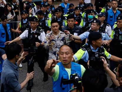 Lee Yue-shun, en el centro, era escoltado este jueves hacia el tribunal antes de ser absuelto en el juicio por cargos recogidos en la Ley de Seguridad Nacional, en Hong Kong.