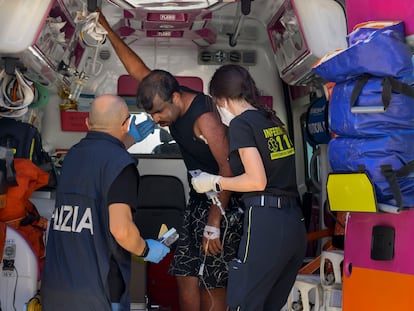 Un migrante rescatado tras el naufragio sufrido entre Italia y Grecia, recibe asistencia en Roccella Ionica, en el sur de Italia, este lunes 17 de junio.