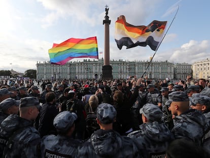 Oficiales bloquean la manifestación gay del Orgullo de San Petersburgo, en agosto de 2019.