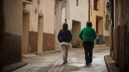 Dos mujeres paseando por Estercuel, un pueblo de la España vacía de la provincia de Teruel.