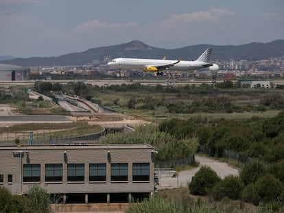 Un avión sobrevuela el límite del aeropuerto de El Prat con el espacio protegido de La Ricarda.