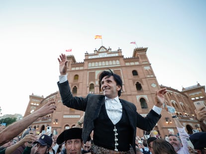 Diego Ventura, a hombros por la Puerta Grande de Las Ventas.