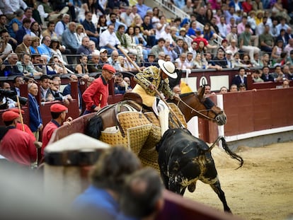 El toro Bastonito empuja al caballo que monta Luis Alberto Parrón.