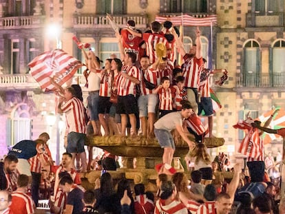 Aficionados del Athletic celebran el título de la Copa del Rey en la fuente de la plaza Moyua de Bilbao.