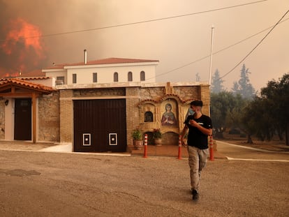 Un hombre se cubre la boca con una mascarilla durante un incendio cerca de Atenas el pasado agosto.