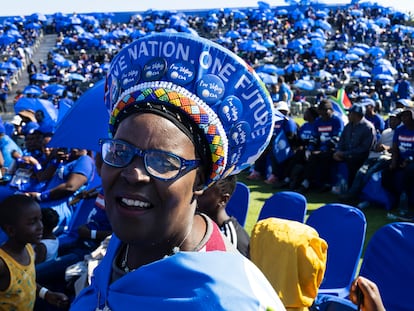 Seguidores del partido opositor Alianza Democrática (DA) durante el mitin final de campaña de su partido en Johannesburgo el pasado domingo.