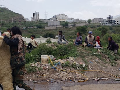Varias personas sentadas al lado de una carretera en Ibb (Yemen) este 15 de mayo.