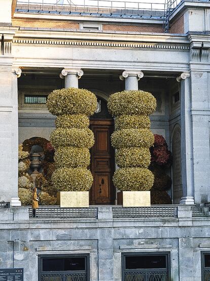 Las columnas de la Puerta de Goya del Museo del Prado, rodeadas de anillos de  vegetación.