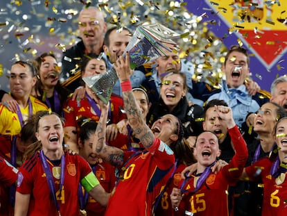 La selección española, ganadora de la Liga de Naciones Femenina, este miércoles en el Estadio de La Cartuja (Sevilla).