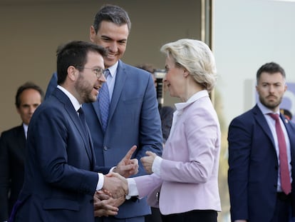 El presidente de la Generalitat, Pere Aragonès (i) saluda a la presidenta de la Comisión Europea (CE), Ursula von der Leyen (d) en presencia del presidente del Gobierno, Pedro Sánchez (C).