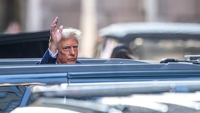 El expresidente Donald Trump saluda a sus partidarios al salir de la Torre Trump, el 15 de abril en Nueva York.