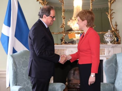 Quim Torra y Nicola Sturgeon se dan la mano en Escocia