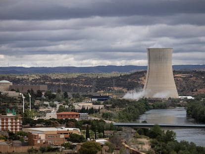 La central nuclear de Ascó, en Tarragona, con varios aerogeneradores al fondo.