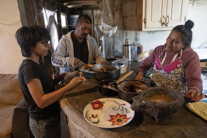 Govinda, junto a sus padres, David Martínez y Brisa Ríos, preparaban el almuerzo en la cocina de su casa, en Rosarito, el 1 de marzo.