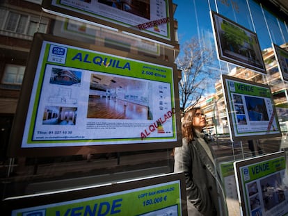 Carteles de viviendas en alquiler en Madrid.