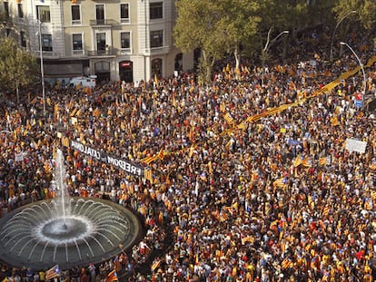 Miles de catalanes participan en el centro de Barcelona en una manifestación independentista, el pasado febrero.