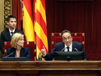 Josep Rull (en el centro), el pasado lunes tras tomar posesión como presidente del Parlament. A su izquierda en la imagen, la vicepresidenta primera, Raquel Sans (ERC); y a su derecha, el vicepresidente segundo, David Pérez (PSC).