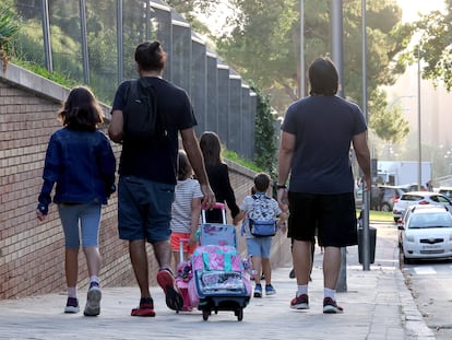 Llegada de estudiantes con sus familias a un colegio público de Madrid.