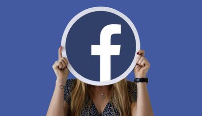 Logo de Facebook en la cara de una chica