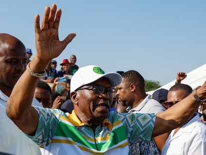 El expresidente sudafricano Jacob Zuma y líder del partido MK saludaba a sus seguidores después de votar el pasado 29 de mayo en Nkandla.