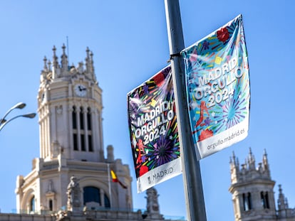 Carteles del Orgullo Madrid 2024 en el Paseo del Prado, al fondo el Ayuntamiento de Madrid.