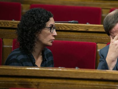Marta Rovira conversa con Oriol Junqueras en el Parlament, en una foto de archivo.