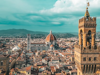 La Torre del reloj del Palazzo Vecchio y vista de la ciudad de Florencia (Italia).