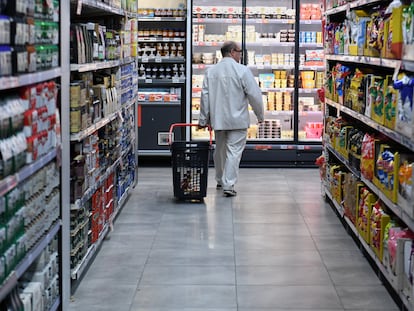 Una persona hace la compra en la tienda Dia de Núñez de Balboa, en Madrid (España).