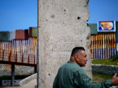 Thomas Correa, visitante estadounidense, al lado de los restos del Muro de Berlín instalados en la frontera México - EEUU.