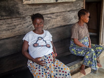 Apolline Uwezo, que espera gemelos, es una de las mujeres que se aloja en el refugio para embarazadas al lado del hospital de Walikale, en la República Democrática del Congo.
