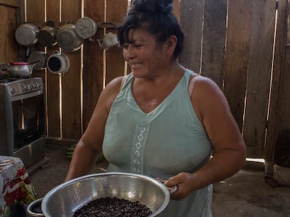 Victoria Huamán, agricultora en el Bosque de Protección Alto Mayo, en Perú, con la semillas buenas de café que ha recolectado.