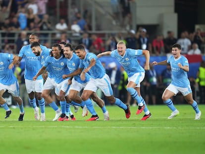 Los jugadores del City celebran la conquista de la Supercopa después del error de Gudelj en la tanda de penaltis.