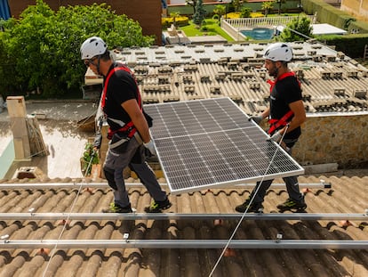 Trabajadores de Holaluz instalan un panel solar en Madrid, el pasado mayo.