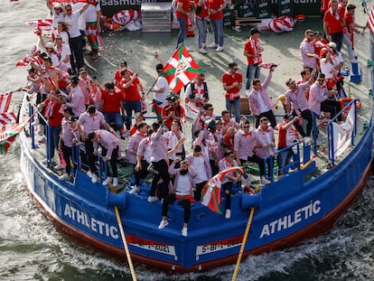 Jugadores del Athletic de Bilbao celebran el título de la Copa del Rey a bordo de La Gabarra.