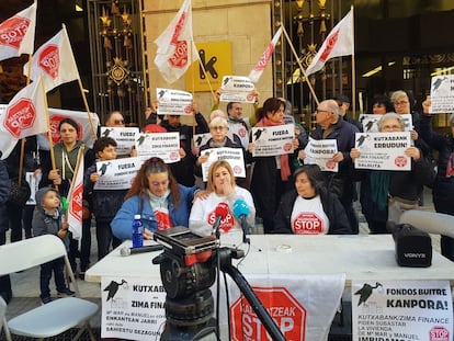Miembros de la plataforma Stop Desahucios se concentran en San Sebastián para impedir la subasta de la vivienda de una pareja de pensionistas, el 15 de febrero.