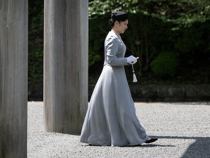 La princesa Aiko durante una visita a la tumba del emperador Hirohito, en el Musashi Imperial Graveyard de Tokio, el 25 de abril de 2024.