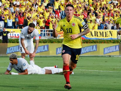 James Rodríguez de Colombia celebra su gol.