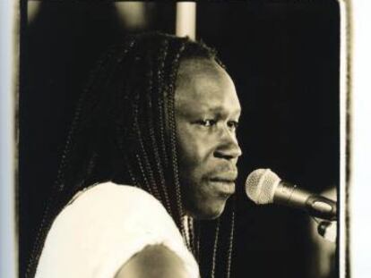 El músico ugandés Geoffrey Oryema.