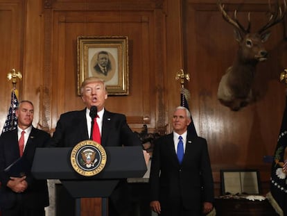 El presidente Trump junto a su vicepresidente Pence y el secretario de Interior.