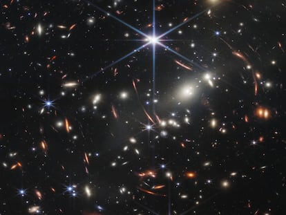La primera imagen del telescopio 'James Webb', presentada el lunes por la NASA.