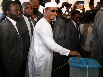Mahamat Idriss Déby deposita su voto en un colegio electoral de Yamena (Chad) el pasado lunes.