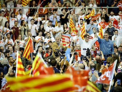 El candidato socialista a las elecciones en Cataluña, Salvador Illa; y el presidente del Gobierno, Pedro Sánchez, durante el acto de cierre de campaña del PSC en Barcelona.