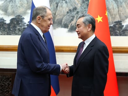 Wang Yi, ministro de Exteriores chino (derecha) junto a su homólogo ruso, Serguéi Lavrov, durante su encuentro este martes en Pekín.