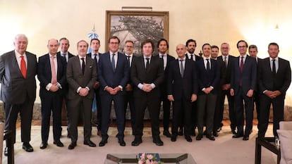El presidente argentino, Javier Milei, reunido con el presidente de la CEOE, Antonio Garamendi, y 14 altos ejecutivos de empresas españolas, los 14 hombres.