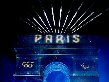 El símbolo de los Juegos Olímpicos, proyectado sobre el Arco del triunfo de París durante las celebraciones de Año nuevo.